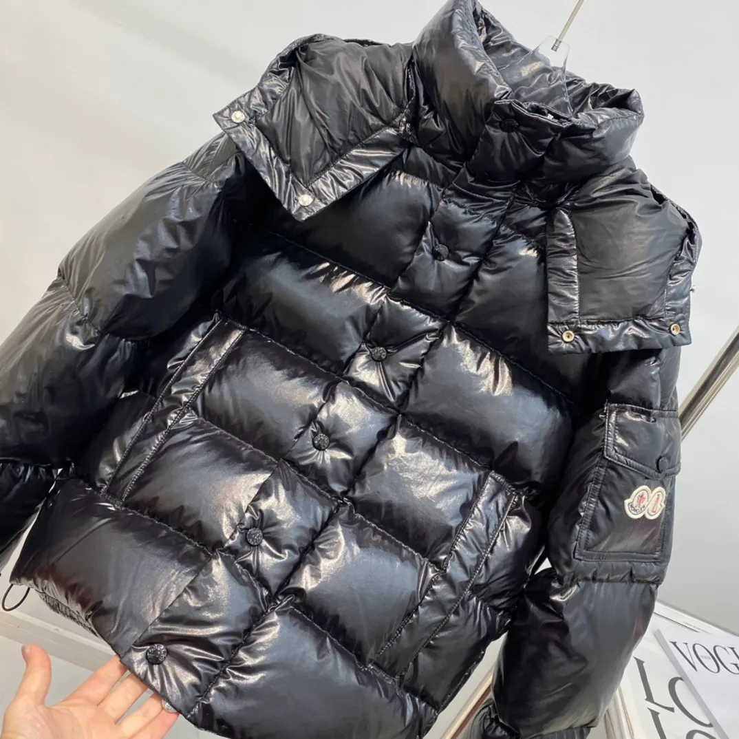 P390 Moncler/ 2026 70 、 。 DNA ， ， 。 Classic ， 、 。 Classic 70 。 Quality， 90 ，Premium Quality ， ，Black ！ Sizes M-3XL